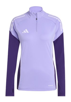 Haut de sport violet clair avec de longues manches violettes, un col zippé et des accents blancs. Fabriqué en matériau évacuant l'humidité, avec une coupe ajustée.
