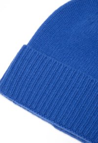 Gorro de lana azul de punto con un borde acanalado. Hecho de lana suave, presenta una superficie texturizada con un ligero brillo.