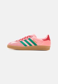 GAZELLE INDOOR - Baskets basses - court green/glow pink