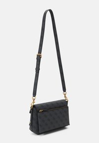 Sort mønsteret crossbody taske med guldhardware, justerbar rem, tekstureret overflade og frontlomme med lynlås. Firkantet form.