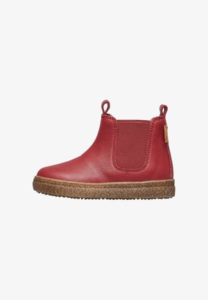 Červená kožená kotníková bota s elastickými bočními panely, poutky na stažení a texturovanou hnědou gumovou podrážkou. Hladký povrch a zaoblený design špičky.