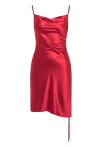 Robe nuisette en satin rouge avec des bretelles fines, présentant une coupe moulante et un ourlet légèrement asymétrique avec un détail à cordon d'un côté.