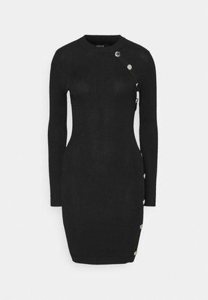 Czarna, prążkowana sukienka dzianinowa z długimi rękawami, okrągłym dekoltem i dekoracyjnymi srebrnymi guzikami po boku, dopasowany kształt i długość do kolan.