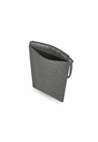 Grijze metalen clutch tas met een slank rechthoekig ontwerp, een gladde textuur en een open bovenkant. Voorzien van een dunne schouderband voor gemakkelijk dragen.