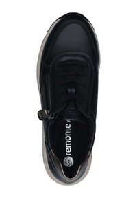 Basket en cuir noir avec lacets noirs, fermeture éclair métallique et semelle grise. Présente une doublure intérieure douce et un logo sur la semelle intérieure.