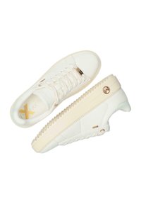 Vita canvas sneakers med texturerad sida, gyllene detaljer och en kraftig gummisula med en sågtandad mönstring. Snören och logotypdetalj ingår.