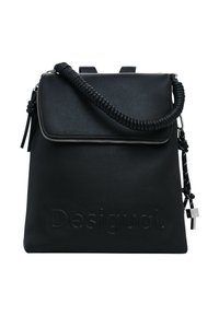 Mochila de cuero vegano negro con una superficie texturizada, cierre con solapa magnética y un asa trenzada. Presenta el nombre de la marca en relieve y hardware en plata.