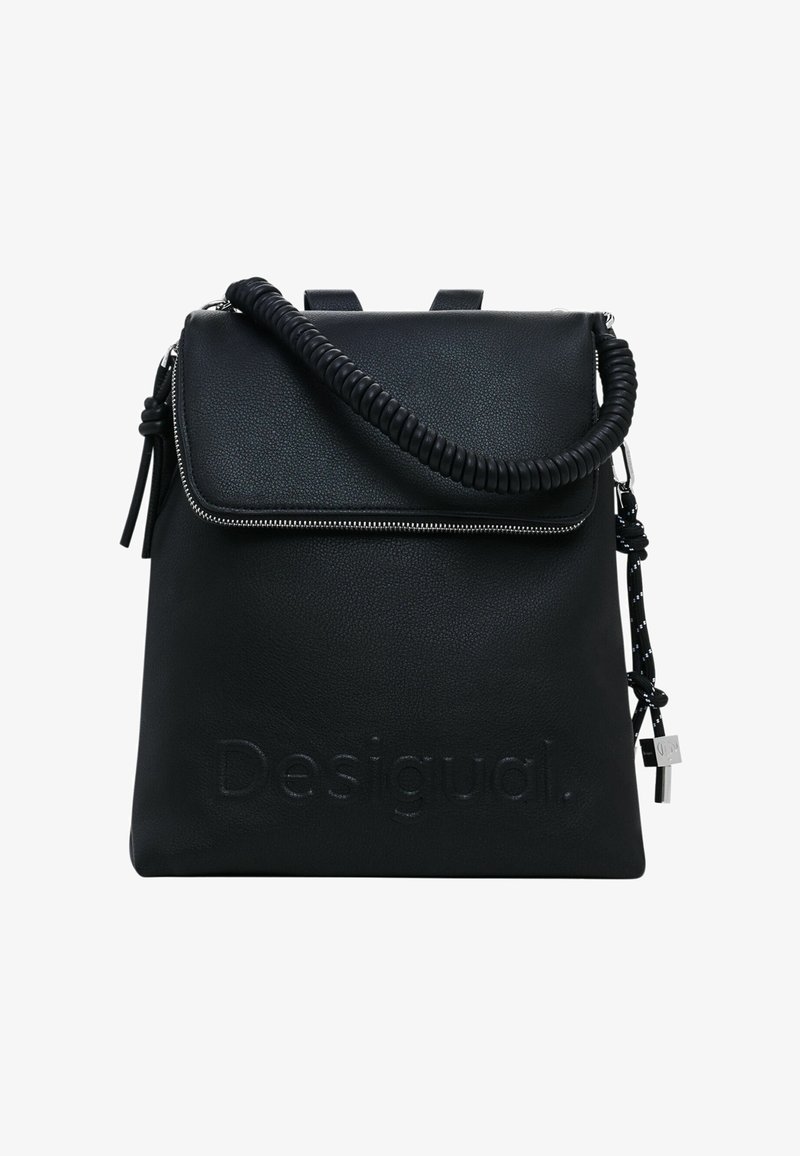 Mochila de cuero vegano negro con una superficie texturizada, cierre con solapa magnética y un asa trenzada. Presenta el nombre de la marca en relieve y hardware en plata.