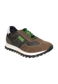 Braune Wildleder- und Stoff-Sneaker mit grünen Schnürsenkeln und Logo, weißer Ferse, strukturierten Sohle und einem retro Design. Verfügt über kontrastierende Materialien und Farben.