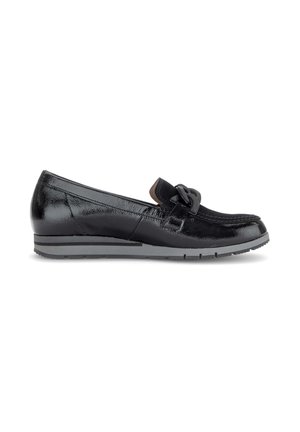 Zwarte leren loafer met lage hak, decoratief kettingdetail bovenop en grijze rubberen zool, van opzij getoond tegen een witte achtergrond.
