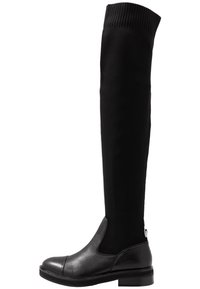 Bota negra por encima de la rodilla con parte superior de tela y puntera de cuero suave, que presenta un tacón bajo en bloque y un puño de ribete elástico.