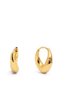Aros de oro en forma de aro con un acabado suave y pulido. Forma de gota con un diseño curvado. Detalles visibles de bisagra y cierre para un cierre seguro.