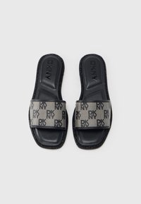 Μαύρα σανδάλια με φαρδιά γκρι υφασμάτινη λωρίδα με επαναλαμβανόμενο μοτίβο με μαύρο λογότυπο DKNY, μαξιλαρωμένη σόλα και διακοσμητικό περίγραμμα με υφή.