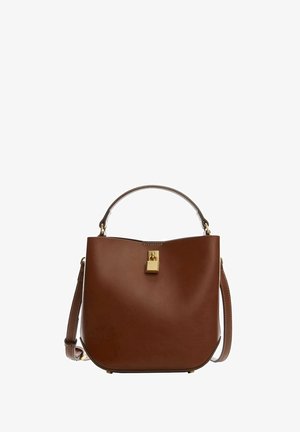 Brun læderhåndtaske med tophåndtag, guldfarvet låsedetalje og aftagelig skulderrem på hvid baggrund.