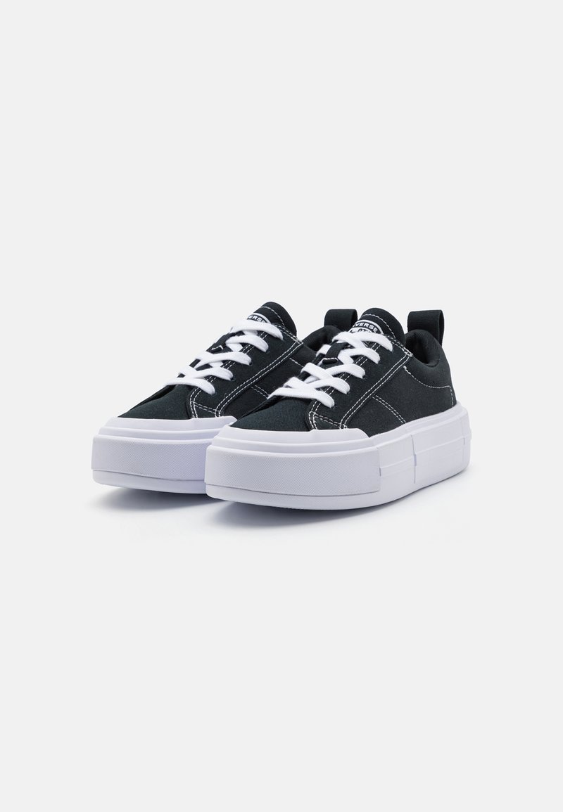 Sneaker nere in tela con lacci bianchi, una suola in gomma bianca spessa e un linguetta posteriore. Presentano dettagli di cuciture a contrasto.