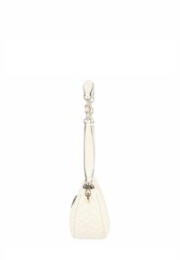 Borsa bianca trapuntata di forma triangolare, con una tracolla in catena e pelle, accessori in argento e un sottile motivo a onde.