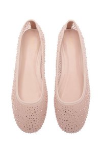 Rosa baletttofflor med ett mjukt tygövre, prydda med små, glittrande rhinestones jämnt fördelade över ytan.