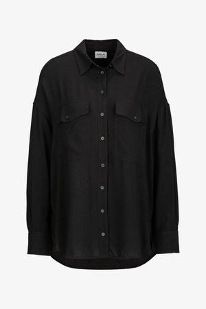 Schwarzes Hemd mit Knöpfen aus glattem Stoff, mit klassischem Kragen, zwei Brusttaschen und langen Ärmeln mit Knopfmanschetten.
