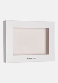 Valkoinen suorakulmainen valokuvakehys, jossa on läpinäkyvä ikkuna, sileäpintainen ja "MICHAEL KORS" -logo alareunassa keskellä.