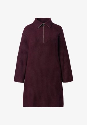 Bourgognefarvet ribstrikket kjole med krave, halv lynlås og løs pasform. Tekstureret stof og 3/4-lange ærmer.
