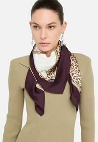 Foulard in seta con bordo bordeaux, centro bianco e accenti in stampa leopardata, con dettagli di catena e logo in oro.