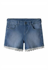 Jeansshorts i ljusblått med en vågig spetskant vid fållen, utrustade med två framfickor och en bakficka.