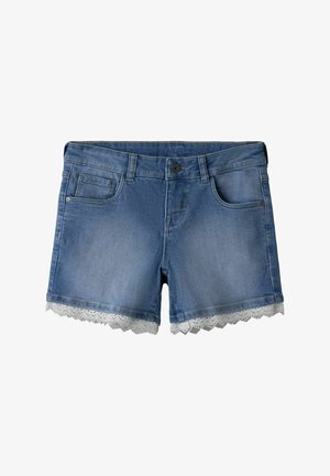 Shorts di jeans azzurri con orlo in pizzo smerlato, dotati di due tasche davanti e una tasca posteriore.