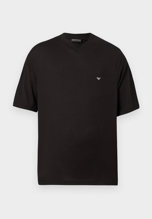 Juoda trumpomis rankovėmis V formos kaklo marškinėliai su maža baltos spalvos siuvinėjimo logotipu kairėje krūtinės pusėje.