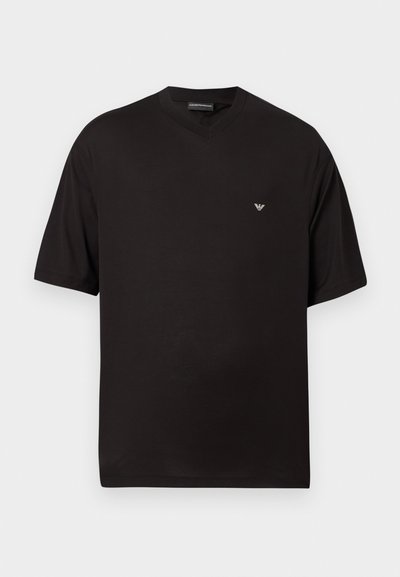 Μαύρο T-shirt κοντομάνικο με V λαιμόκοψη και μικρό λευκό κεντητό λογότυπο στο αριστερό στήθος.