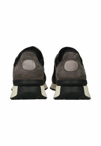 Grå mockasneakers med svarta nätpaneler, med en rund hälaccent och krämfärgade sulor. Texturerad gummisul för grepp.