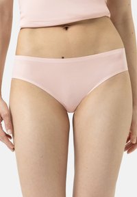 Ljust rosa trosor i ett mjukt, stretchigt material. Har en sömlös design och en låg midja, utan synliga sömmar eller mönster.