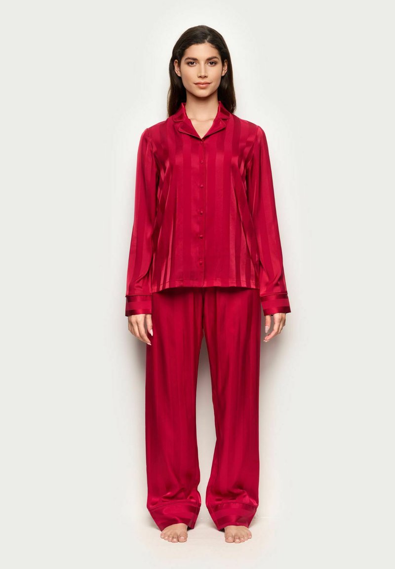 Rotes Satin-Pyjama-Set mit einem langärmeligen Hemd mit Knopfleiste und gestreifter Textur, kombiniert mit einer passenden, locker sitzenden Hose.