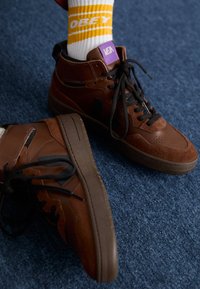 V-95 - Zapatillas altas - walnut/black