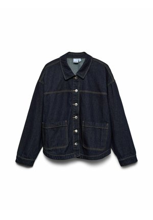 Veste en denim bleu foncé à manches longues, fermeture à boutons sur le devant, deux grandes poches avant et surpiqûres contrastées sur fond blanc.