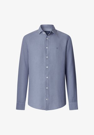 Pitkähihainen sininen nappipaita, jossa on terävä kaulus ja vasemmassa rinnassa pieni kirjailtu logo.