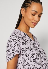 Esprit V NECK - T-shirt con stampa - lavender