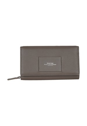 Graue Ledergeldbörse mit Reißverschluss und einem rechteckigen Namensschild, auf dem "MÀITRE FINEST LEATHERGOODS" steht. Elegantes und minimalistisches Design.