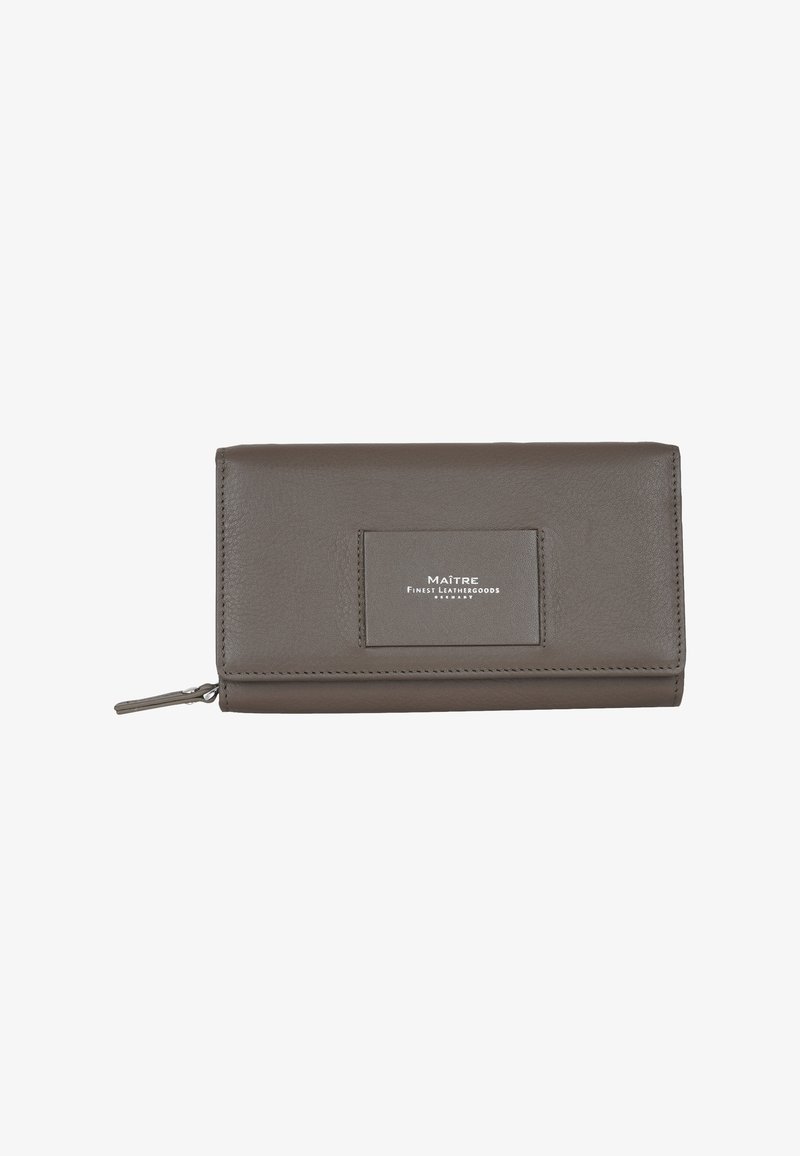 Portafoglio grigio in pelle con chiusura a zip e un'etichetta rettangolare che mostra "MÀITRE FINEST LEATHERGOODS." Design elegante e minimalista.