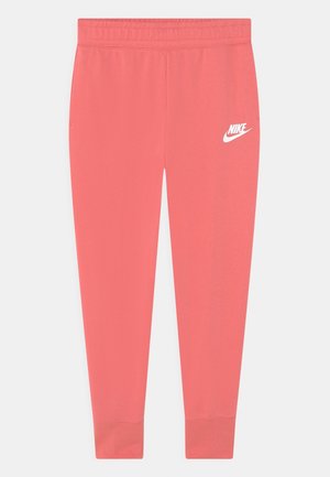Korallepinkfarbene Nike-Sweatpants mit elastischem Bund, seitlichen Taschen, gerippten Knöcheln und dem weißen Nike-Logo auf der oberen linken Oberschenkelseite.