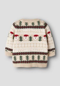 Pull en beige avec motifs de fêtes, incluant des visages de Santa et des sapins, avec des accents rouges et verts, texture tricotée et poignets côtelés.