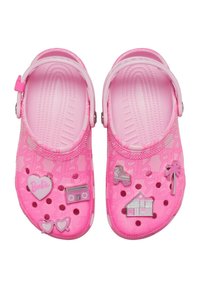 Zoccoli rosa con superficie texturizzata, dotati di fori per la ventilazione. Decorati con vari charm, tra cui un cuore, una palma e un boombox.