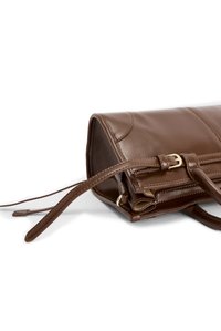 Braune Lederhandtasche mit strukturiertem Design, glatter Textur, goldenen Hardware-Details und verstellbaren Trägern. Verfügt über gesteppte Akzente.