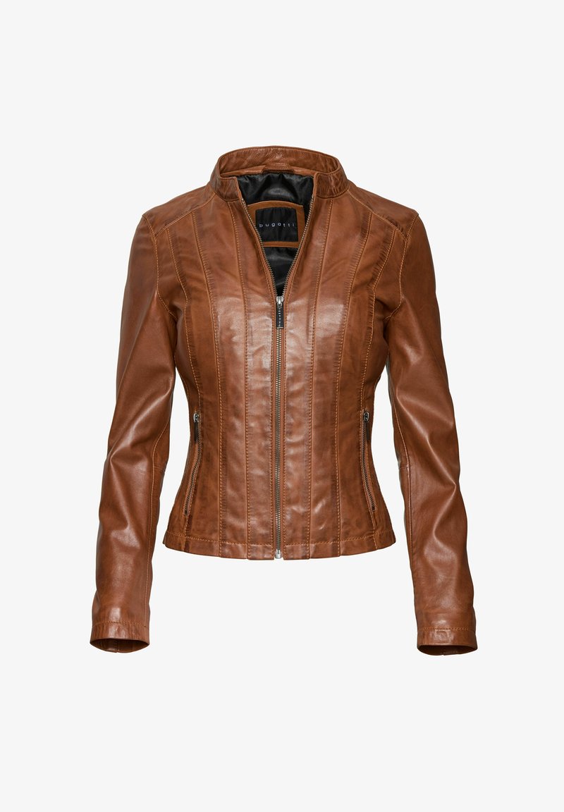 Chaqueta de cuero marrón con un diseño ajustado, cuello alto, costuras verticales y cierre con cremallera. Presenta bolsillos laterales y una textura suave.