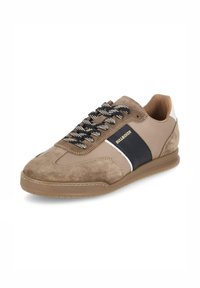 Lichtbruine sneaker van suede en synthetische materialen. Beschikt over een zwart-witte streep, textuur veters en een rubberen zool. Gewelfde teenontwerp.