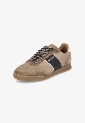 Sneaker marrone chiaro in materiali scamosciati e sintetici. Presenta una striscia nera e bianca, lacci testurizzati e una suola in gomma. Design con punta arrotondata.
