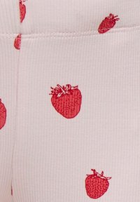 Ανοιχτό ροζ ριμπ ύφασμα με κόκκινες εκτυπώσεις φράουλας διασκορπισμένες στην επιφάνεια. Διαθέτει οριζόντια ραφή και μαλακή υφή.