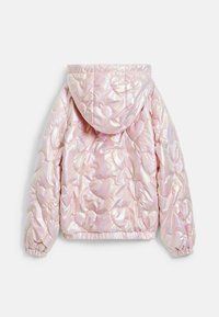 Puffjacka i metallisk rosa, med ett hjärtquiltat mönster, huva, elastiska manschetter och samlad nederkant. Glansig, slät textur.