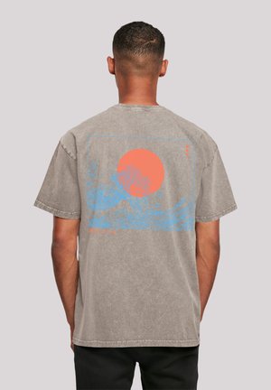 Gray cotton t-shirt with a loose fit. Features a blue wave graphic and a red circle on the back, with contrasting stitching details.