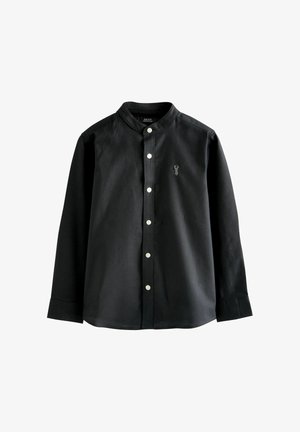 Juoda ilgomis rankovėmis marškiniai su mandarininio stiliaus apykakle, užsegami priekyje mygtukais, ant krūtinės mažas siuvinėtas omaro logotipas. Lygios audinio tekstūros.