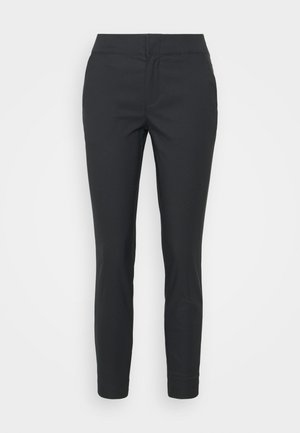 Czarne spodnie typu slim-fit z gładkim przodem, prostą talią i bez widocznych kieszeni lub zapięć, przedstawione na białym tle.